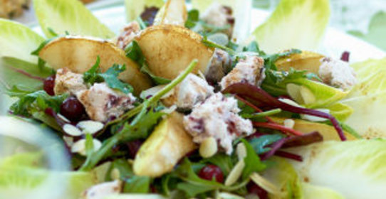 Салат с грушей и клюквенным сыром