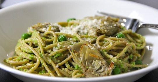 Спагетти с артишоками и соусом песто