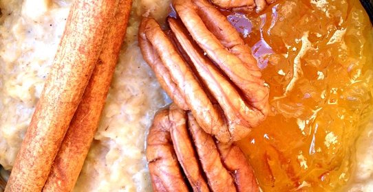 Овсяная каша с пряностями, пеканом и апельсиновым джемом