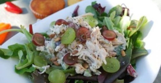 Салат с курицей и виноградом