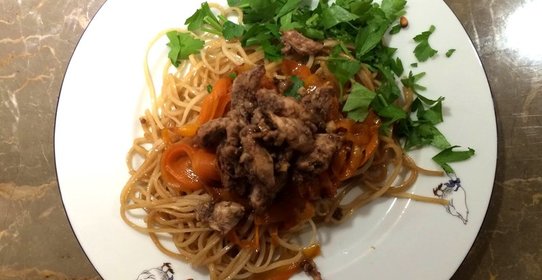 Рисовая лапша с курицей ткемали и карамелизированной морковью