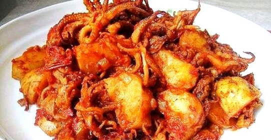 Кальмары с помидорами и молодой картошкой