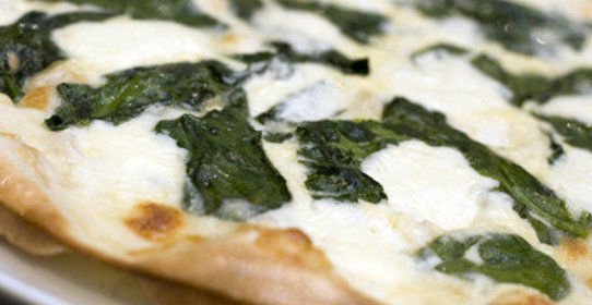 Пицца с шпинатом и моцареллой