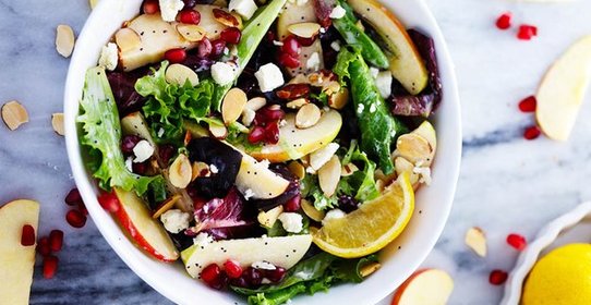 Салат с яблоком, гранатом и миндалем