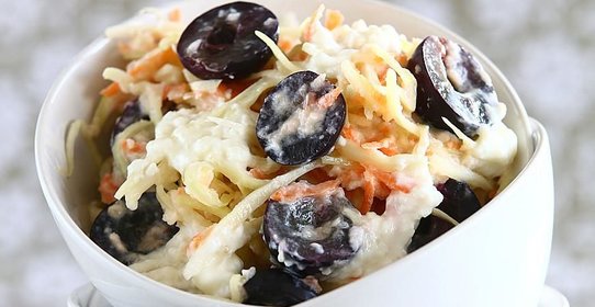 Капустный салат с виноградом и йогуртом
