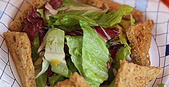 Салат с куриной печенью и малиновым вареньем