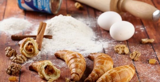 Рогалики с вареной сгущенкой и орехами