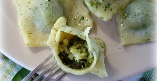 Равиоли со шпинатом, адыгейским сыром и чесноком