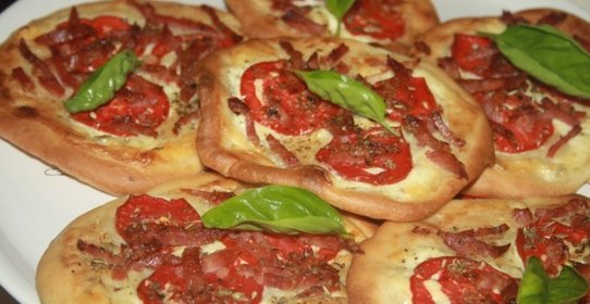 Лепешки с помидорами колбасой сальчичон и сметанно-сырной намазкой