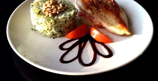 Фаршированная куриная грудка-гриль с зеленым рисом