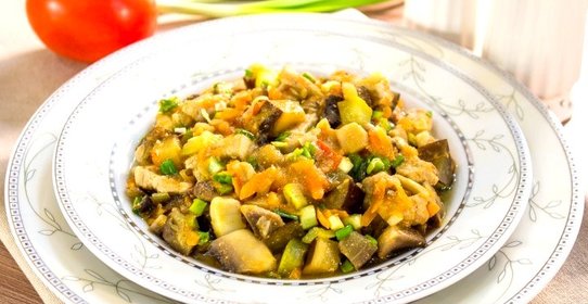 Свинина, тушенная с овощами и грибами