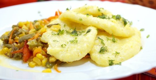 Кукурузная полента с овощами