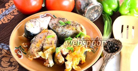 Горбуша тушёная с морковью и луком