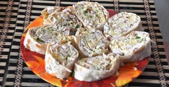 Рулет из лаваша с курицей и сыром