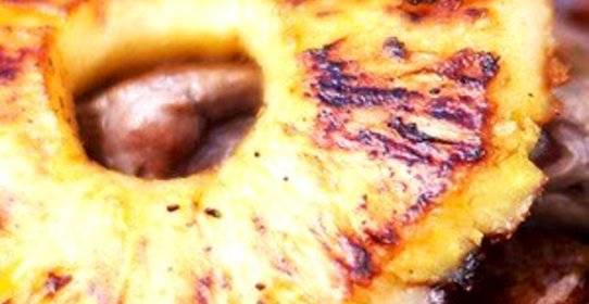 Маринованный в вишневом ликере и меде ананас на гриле