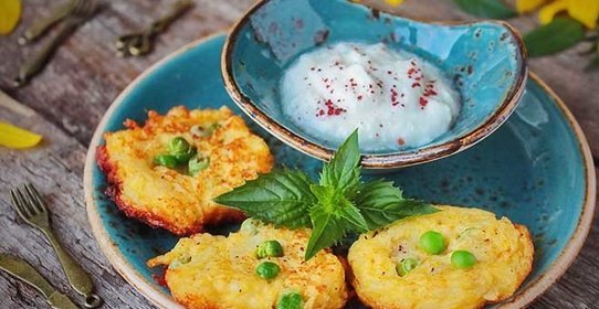 Овощные оладьи с адыгейским сыром и горошком