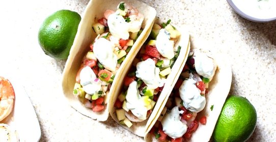 Салат с креветками и брынзой