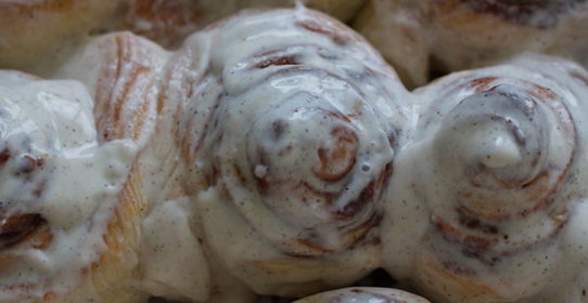 Булочки с корицей в сметанной заливке