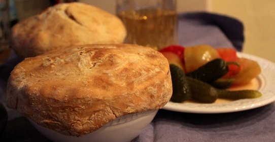 Пельмени в соусе из белых грибов под хлебной шапкой