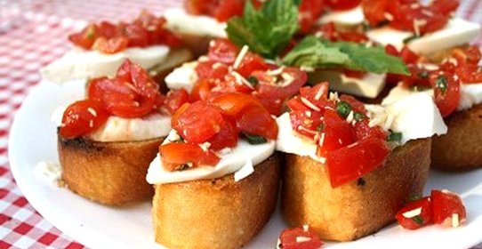 Брускетта с помидорами и моцареллой
