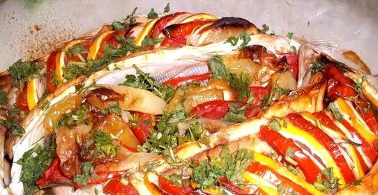 Горбуша, запеченная с овощами