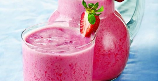 Земляничный коктейль с кефиром и медом