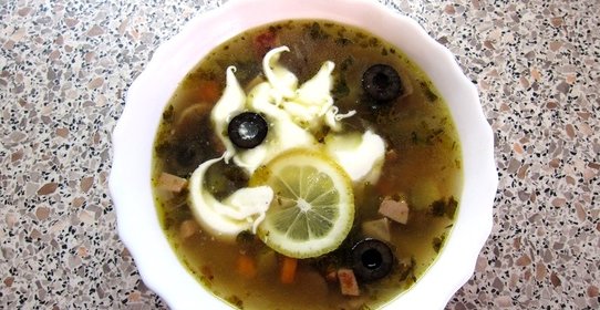 Солянка с маслинами и лимоном