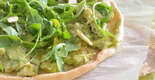 Пицца с авокадо и рукколой