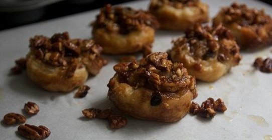 Булочки с корицей, орехами и изюмом