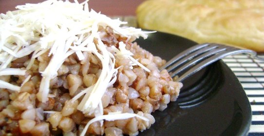 Гречка с томатной пастой и сыром в мультиварке