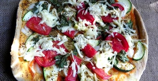 Пицца с кабачком и помидорами