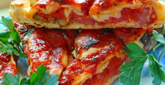 Пицца Кальцоне с копчеными колбасками и грибами