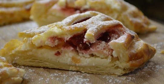 Слойки с творогом и клубникой