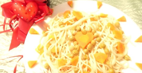 Спагетти с морковью и зелёным горошком