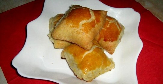 Слоеные пирожки с мясом
