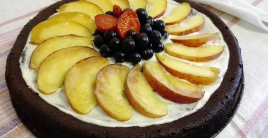 Мокрый черничный пирог со смородиной и персиками