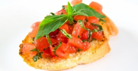 Брускетта с помидорами и базиликом