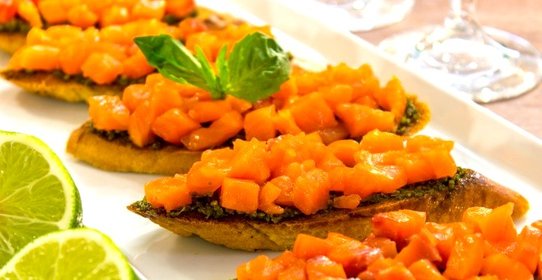 Брускетта с семгой и песто