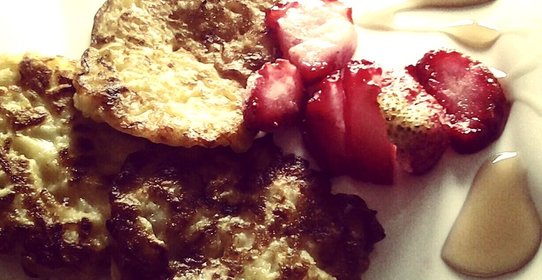 Яблочные оладьи с клубникой и кленовым сиропом