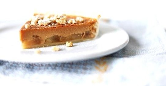 Пирог с яблоками и вареной сгущенкой