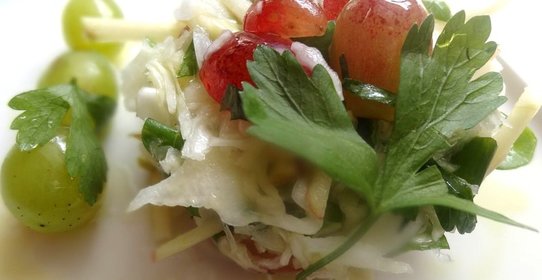 Капустный салат с виноградом