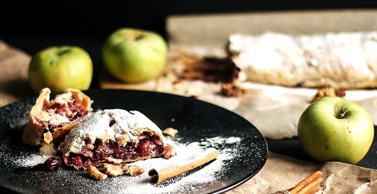 Вишневый штрудель из готового теста