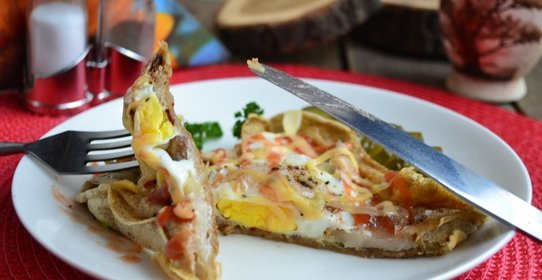 Блинчики с яйцом на завтрак