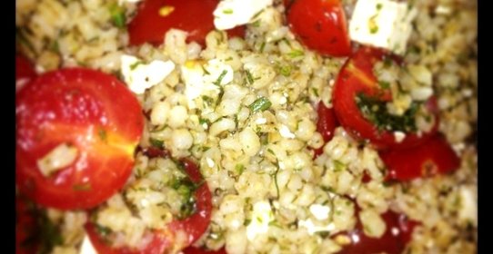 Перловка с фетой, томатами и укропом
