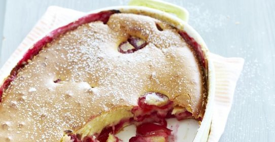 Шарлотка со сливами