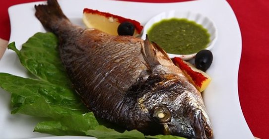 Дорада с анчоусным соусом