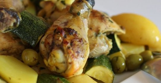 Курица в пряном маринаде с овощами и оливками
