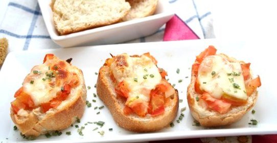 Пицца из багета с ветчиной, маслинами и разноцветными перцами