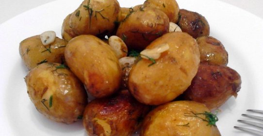 Молодой картофель с чесноком и укропом