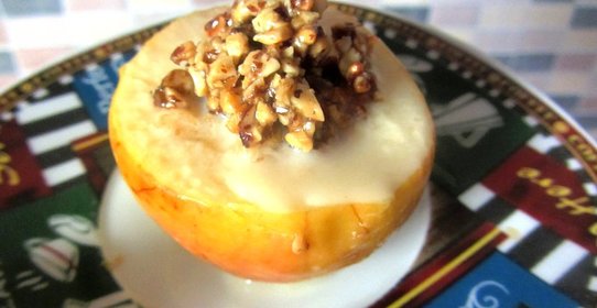 Печеные яблоки с кармелью, орехами, медом и сливками